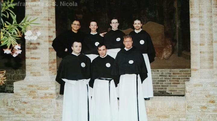 Il Padre Spirituale e tutto il consiglio della Confraternita il priore in basso al centro