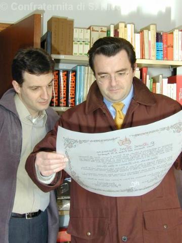 Il segretario e un pre novizio prendono visione della Bolla