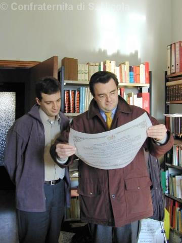 Il segretario e un pre novizio prendono visione della Bolla