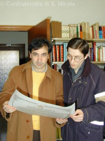 Il priore e il maestro delle cerimonie prendono visione della Bolla