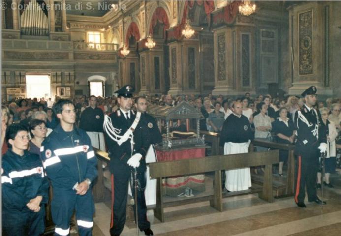 L'urna di San Nicola posta in Basilica per la festa del Perdono
