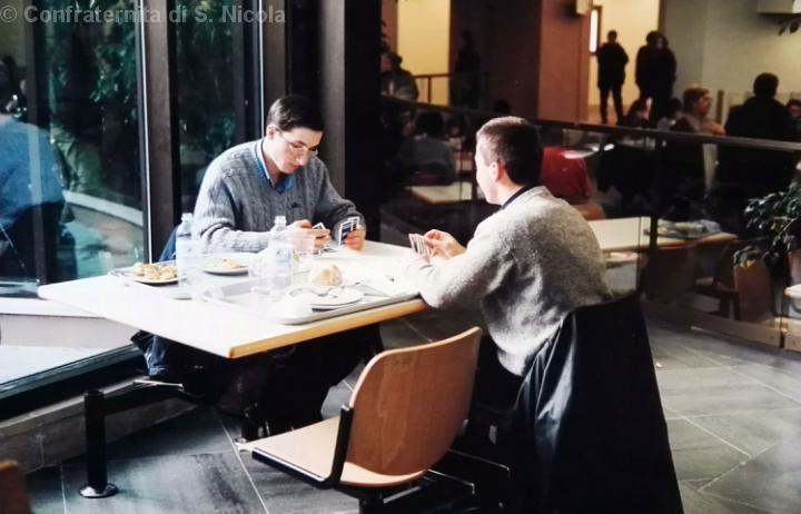 Roma giubileo 2000 - Partita a carte dopo il pranzo