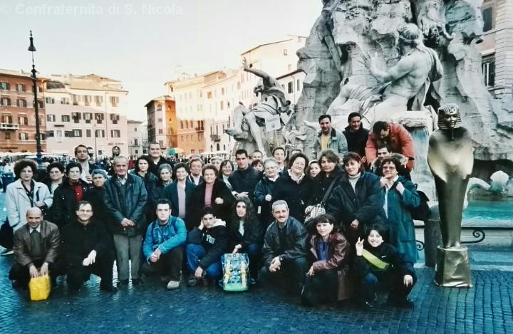 Roma giubileo 2000 - Foto di gruppo a piazza Navona