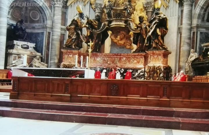 La Confraternita presta servizio liturgico in Basilica a San Pietro a S.Em. Mons. Cardinale Angelo COMASTRI