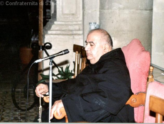 P. Luigi conduce il rosario in collegamento radio Maria