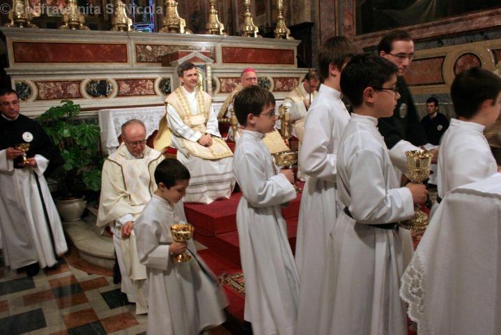 2010 - I cinturini svolgono servizio all'altare