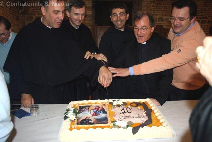 2010 - Taglio della torta per i 10 anni della Confraternita