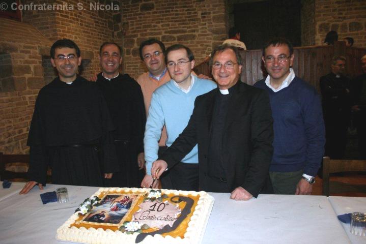 2010 - Taglio della torta per i 10 anni della Confraternita