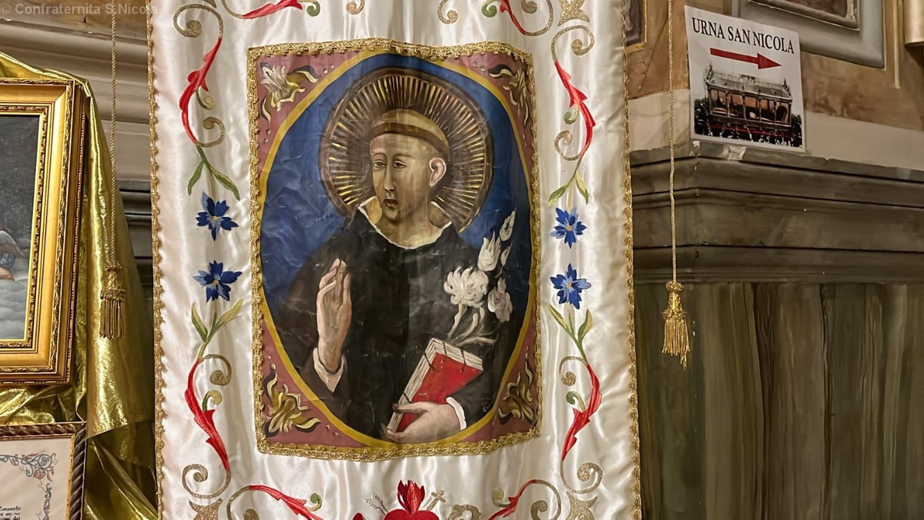 2025 - Stendardo della Confraternita dipinto a mano dall'artista Enzo Grassettini e ricamato dalle sapienti mani di Angeladea Piergentili