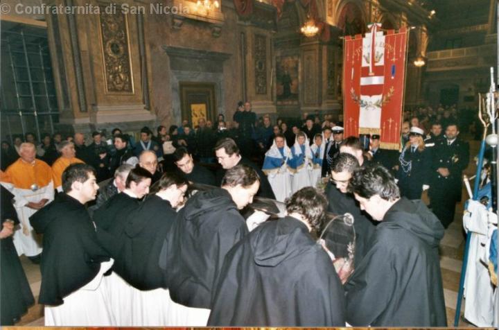 Beato Pio IX in visita presso la Basilica di San Nicola viene posto al centro dell'altare