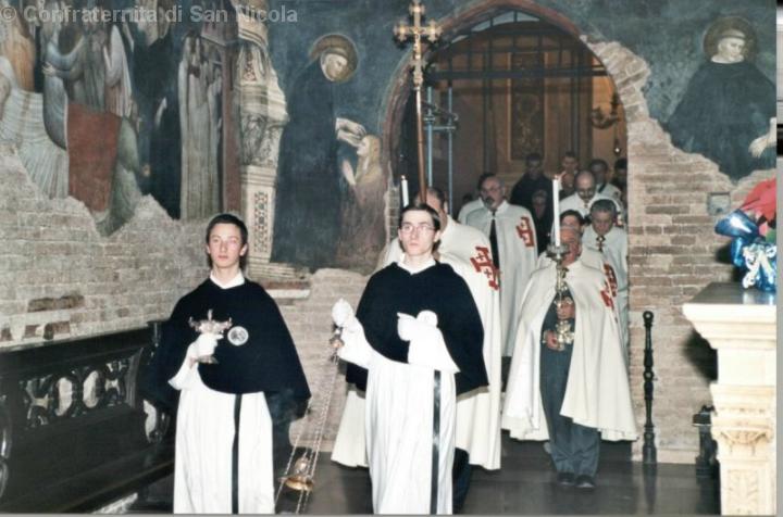 Il Maestro delle Cerimonie con il turibolo in processioneso
