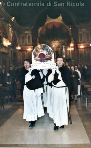 I confratelli trasportano l'urna del Beato Pio IX