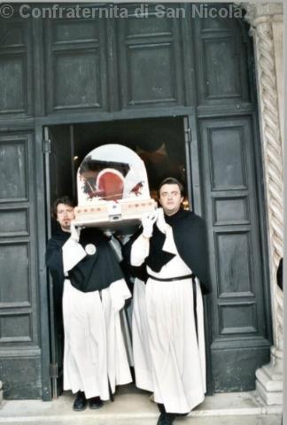 Uscita dell'urna dalla Basilica