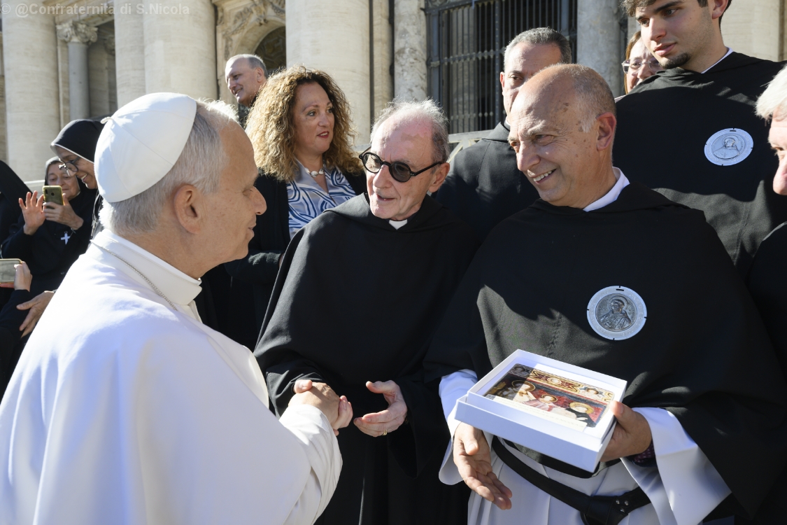 Padre Bruno Silvestrini presenta il Priore della Confraternita al Santo Padre