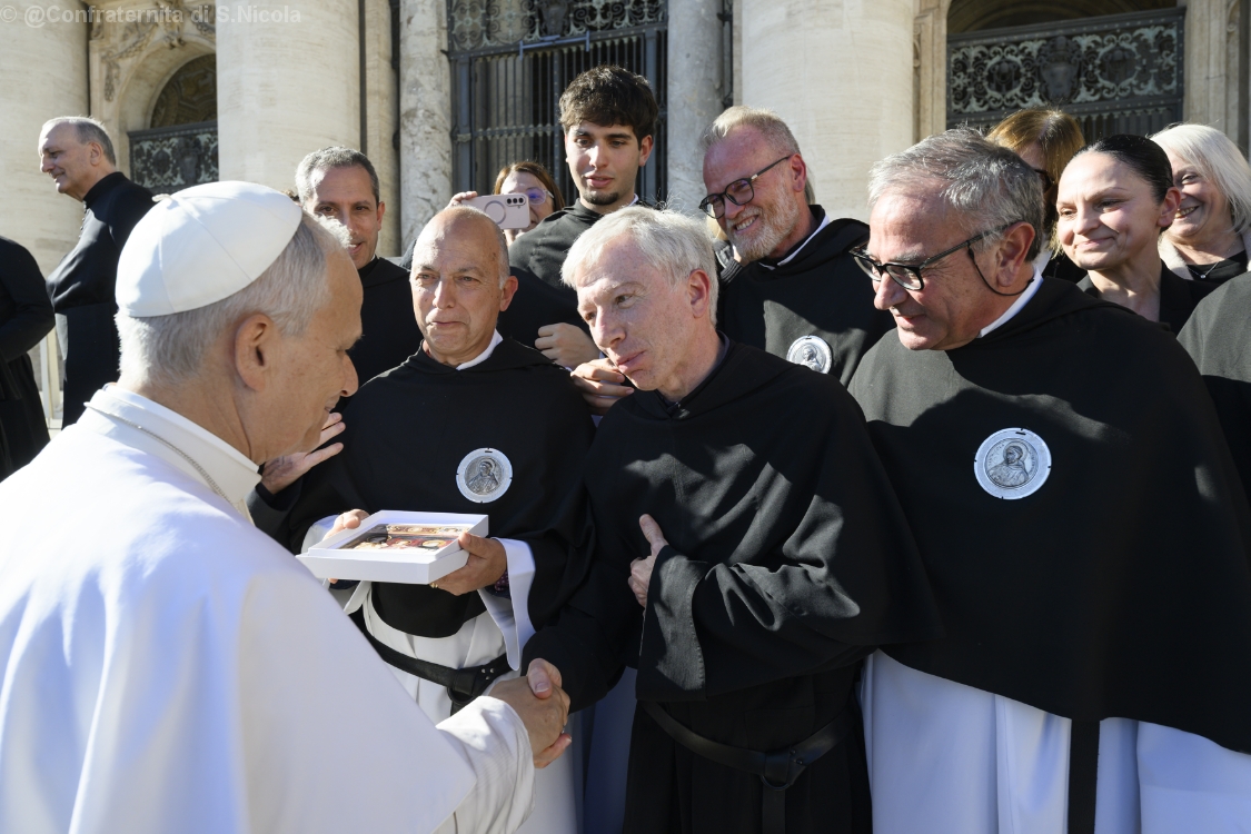 Il Padre Spirituale saluta il Santo Padre