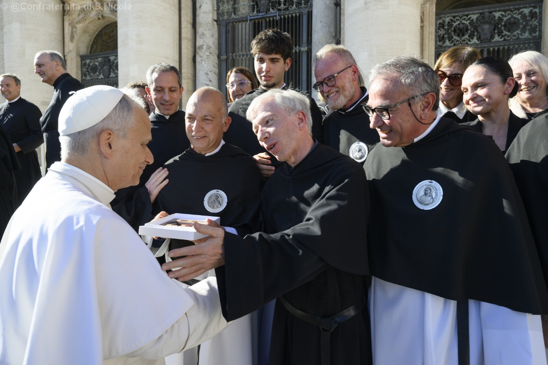 Il Santo Padre nel ricordo del nostro Padre Spirituale, un legame che risale al tempo del suo ministero come Generale dell'Ordine.