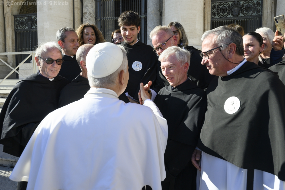Il Santo Padre saluta un Confratello
