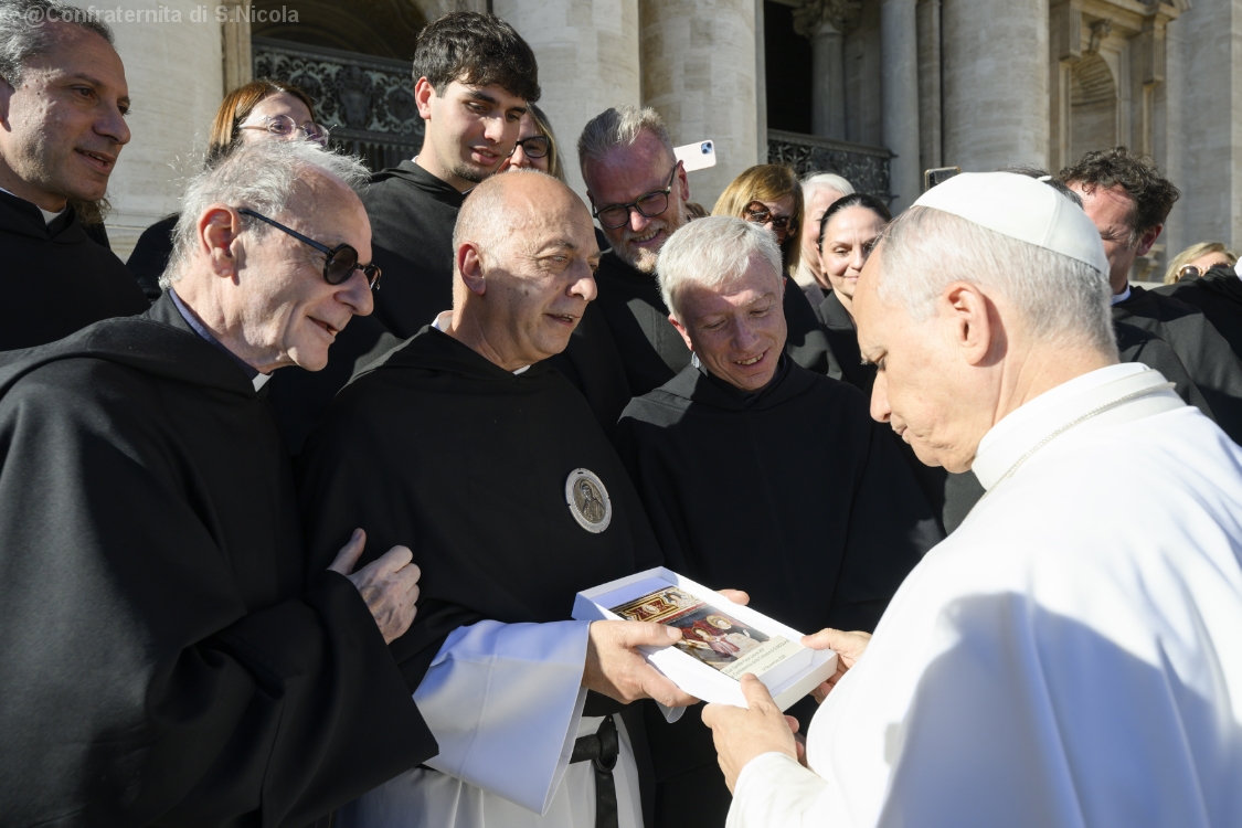 Il Santo Padre riceve un piccolo dono, un'icona del cappellone di San Nicola, raffigurante il Santo
