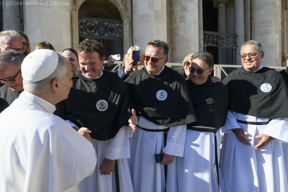 Strette di mano con i Confratelli