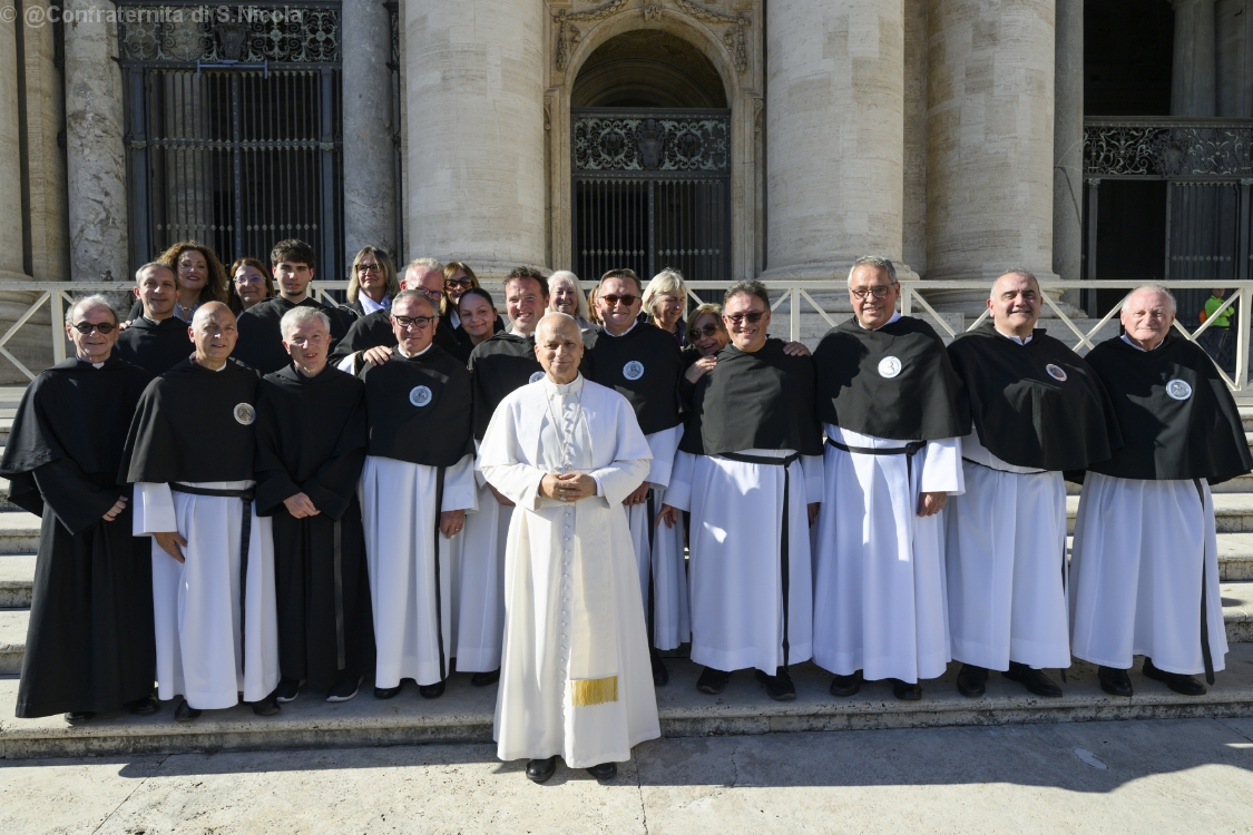 Uniti nel cuore della Chiesa: la Confraternita in udienza con il Santo Padre per celebrare il venticinquennale della sua ricostituzione.