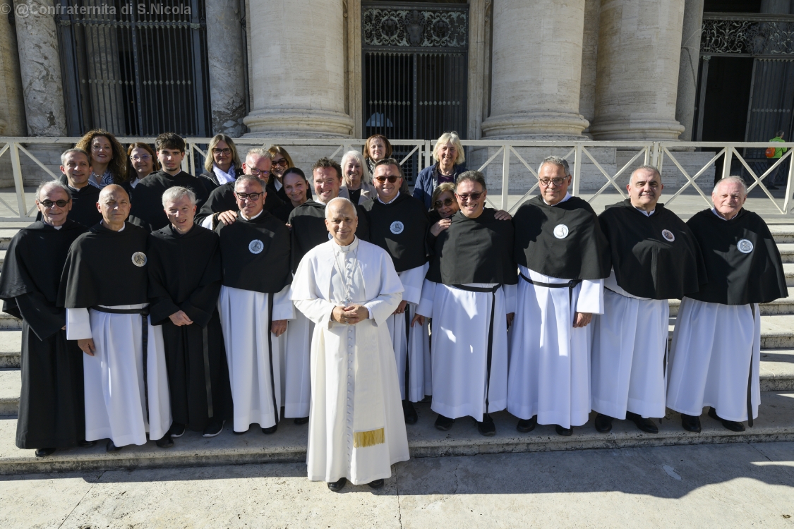 La Confraternita con il Santo Padre in piazza San Pietro
