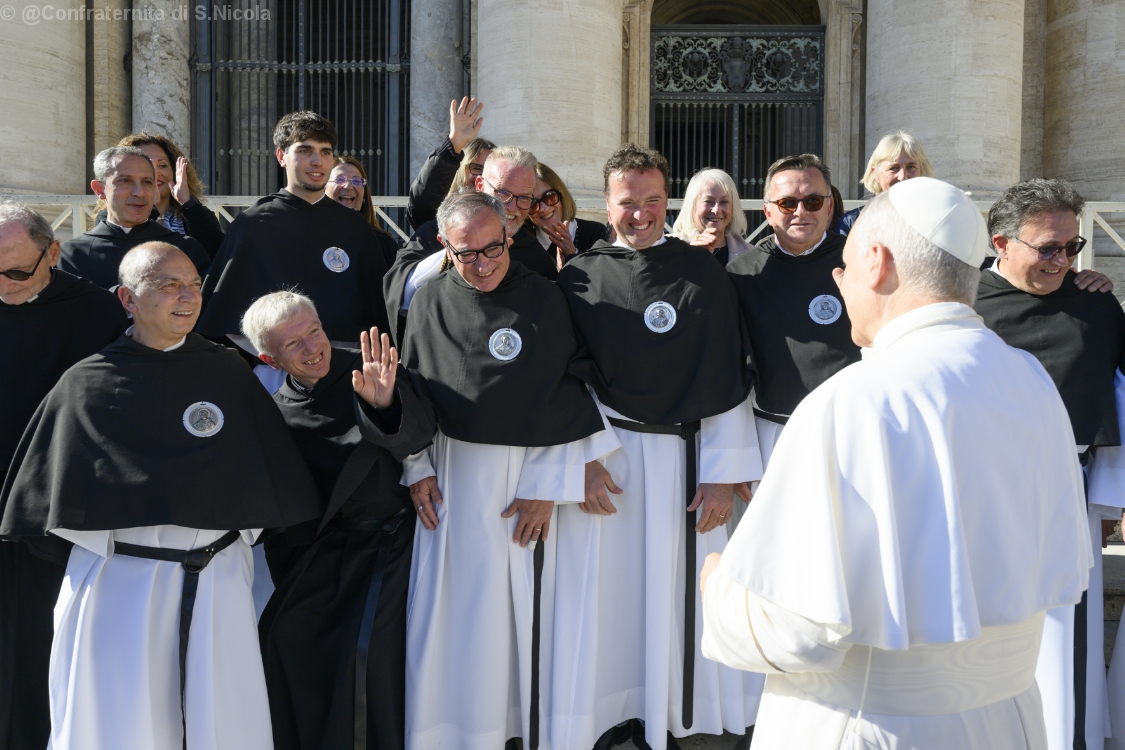 La Confraternita con il Santo Padre in piazza San Pietro
