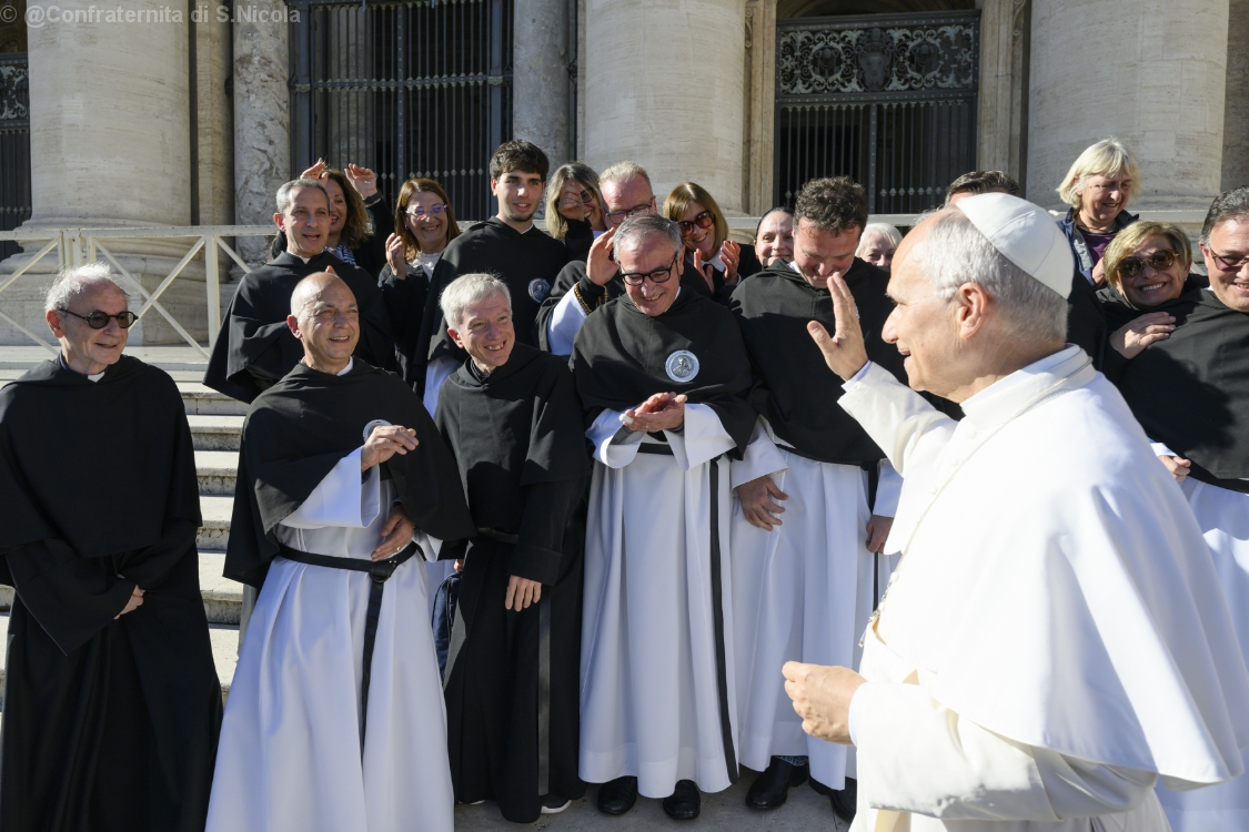 La Confraternita riceve la benedizione del Santo Padre nel 25° anniversario della sua fondazione.