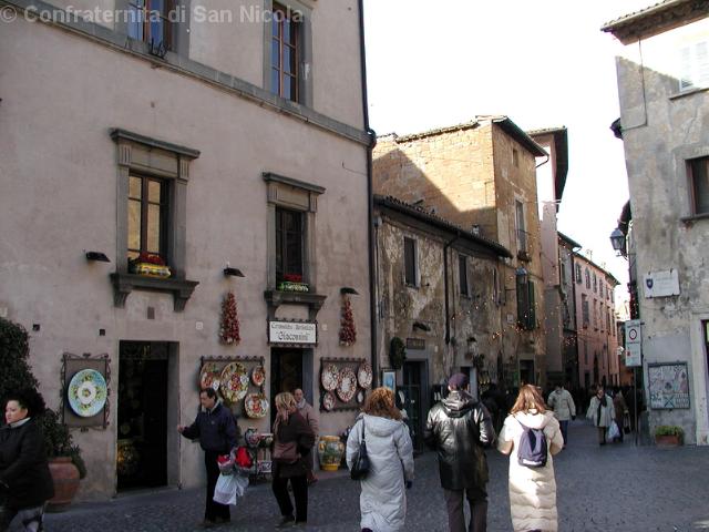 Via di Orvieto con i suoi negozzi caratteristici