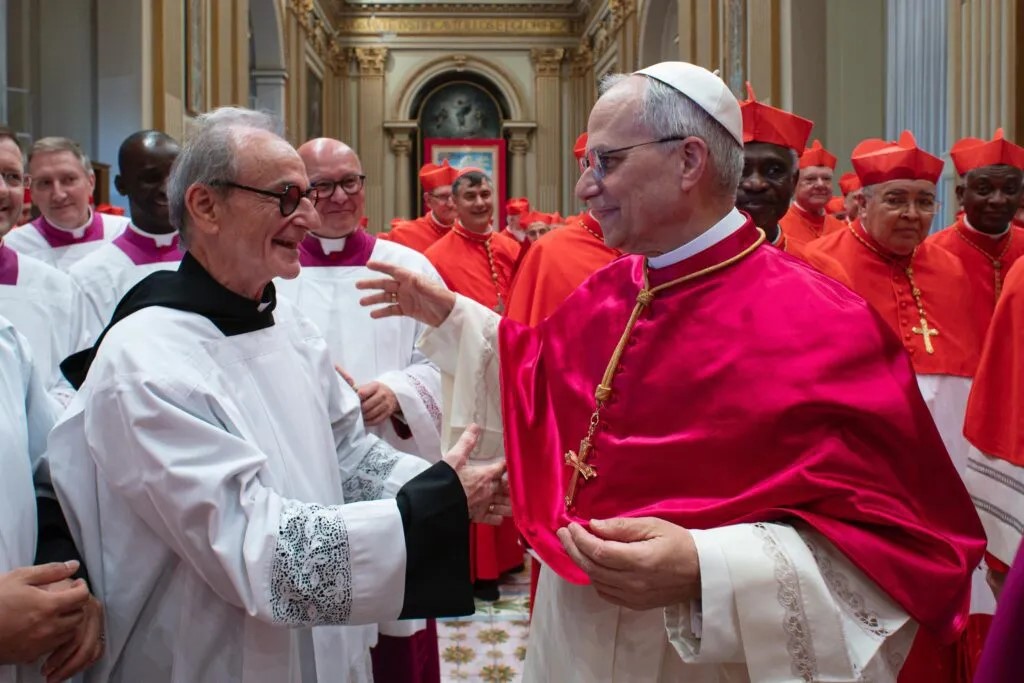 Primo abbraccio fraterno con il neo eletto Papa Leone XIV.