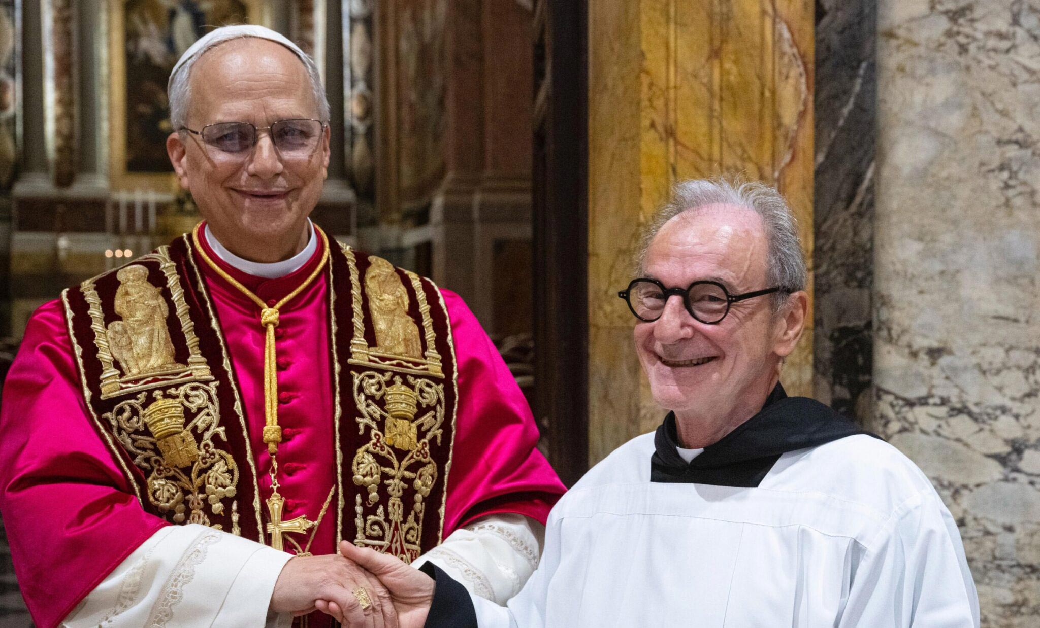 L’abbraccio e i rallegramenti al coetaneo e confratello agostiniano eletto al Soglio di Pietro.