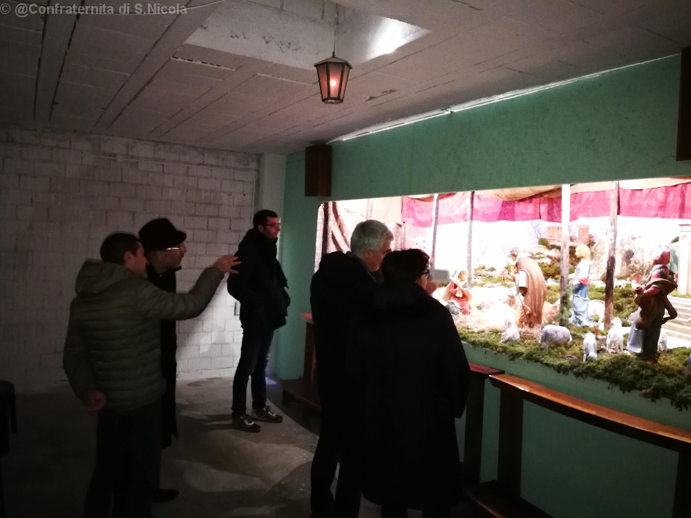 Il Vescovo Mos. Nazzareno Marconi in visita al presepe