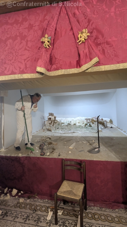 Smontaggio del vecchio presepe