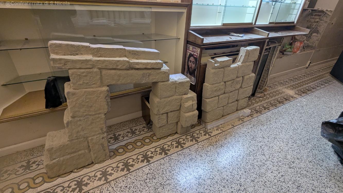 Parti del presepe in attesa che si asciughino per essere colorati