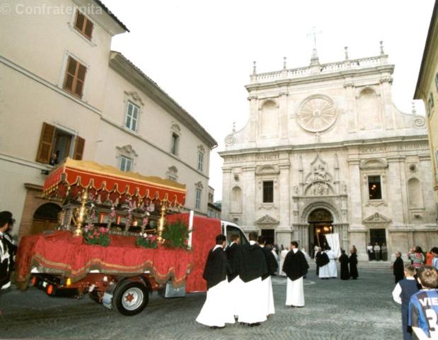 Arrivo del carro con l'urna in Basilica