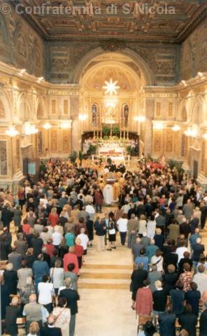 Basilica gremita di fedeli a rendere omaggio a San Nicola