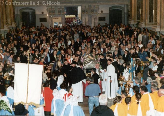 Basilica gremita di fedeli a rendere omaggio a San Nicola