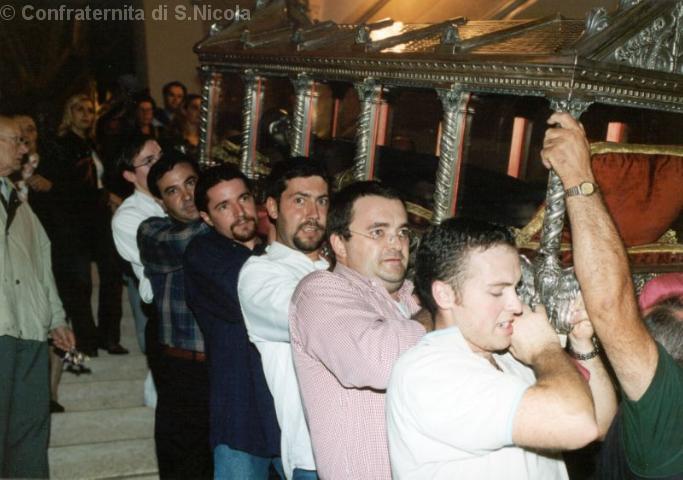 L'urna con il Santo viene riposta in cripta