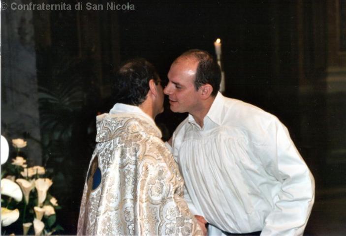 Abbraccio di accoglienza da parte del padre Spirituale