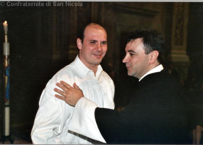 Abbraccio di benvenuto da parte del priore della Confraternita