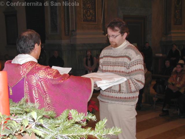 Nel rito il padre Spirituale benedice la veste del novizio