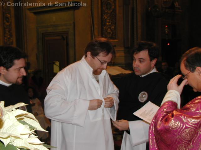 Il priore aiuta a vestire il novizio