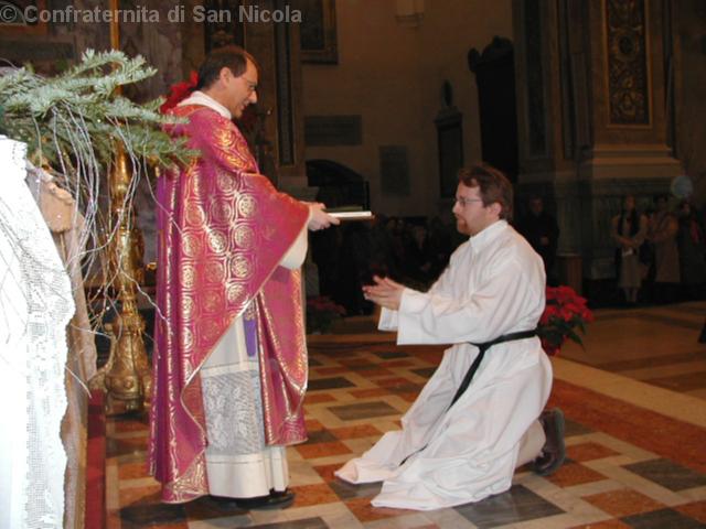 Il padre Spirituale consegna il vangelo e il libro della liturgia delle ore