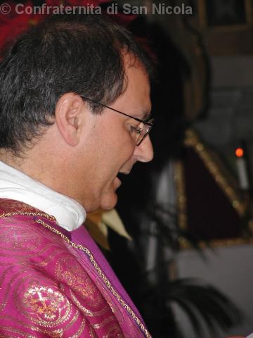 Il padre Spirituale legge il rito al novizio