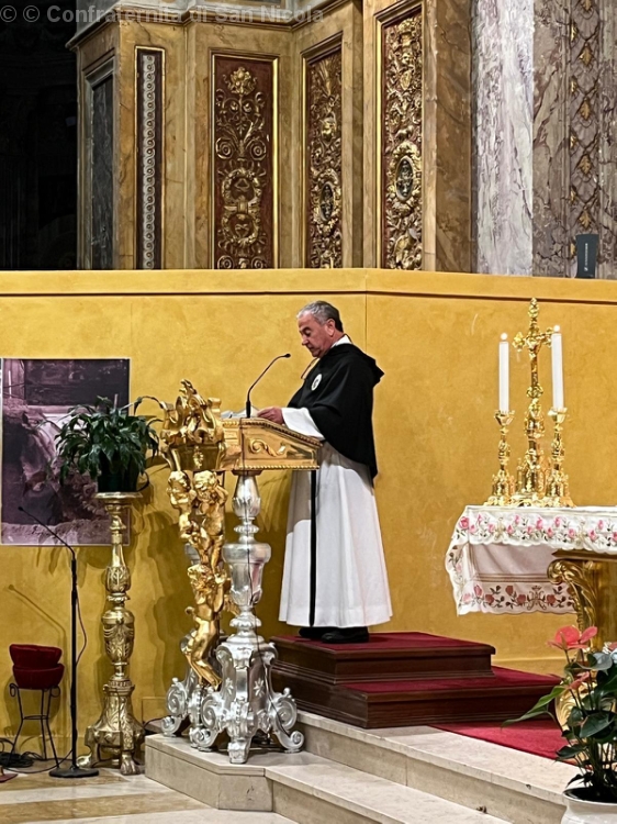 Il confratello Mariano Piampiani canta il Salmo resposoriale