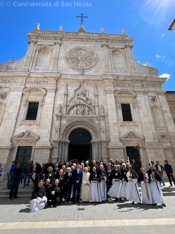 Foto ricordo fuori della Basilica alla fine della Santa Messa