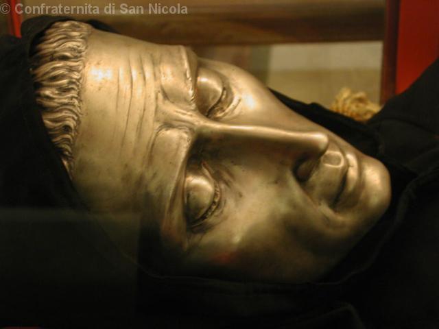 Primo piano del volto in d'argento di San Nicola da Tolentino