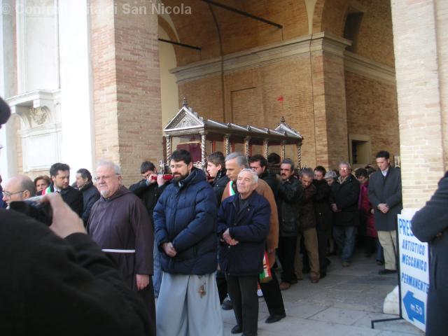Processione con l'urna verso la Basilica Lauretana