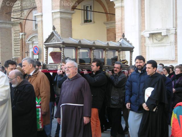 Processione con l'urna verso la Basilica Lauretana