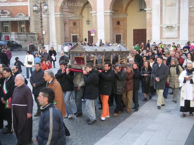 Processione con l'urna verso la Basilica Lauretana