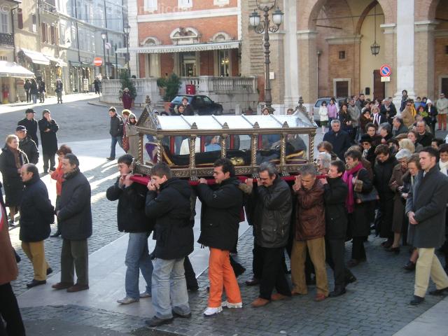 Processione con l'urna verso la Basilica Lauretana